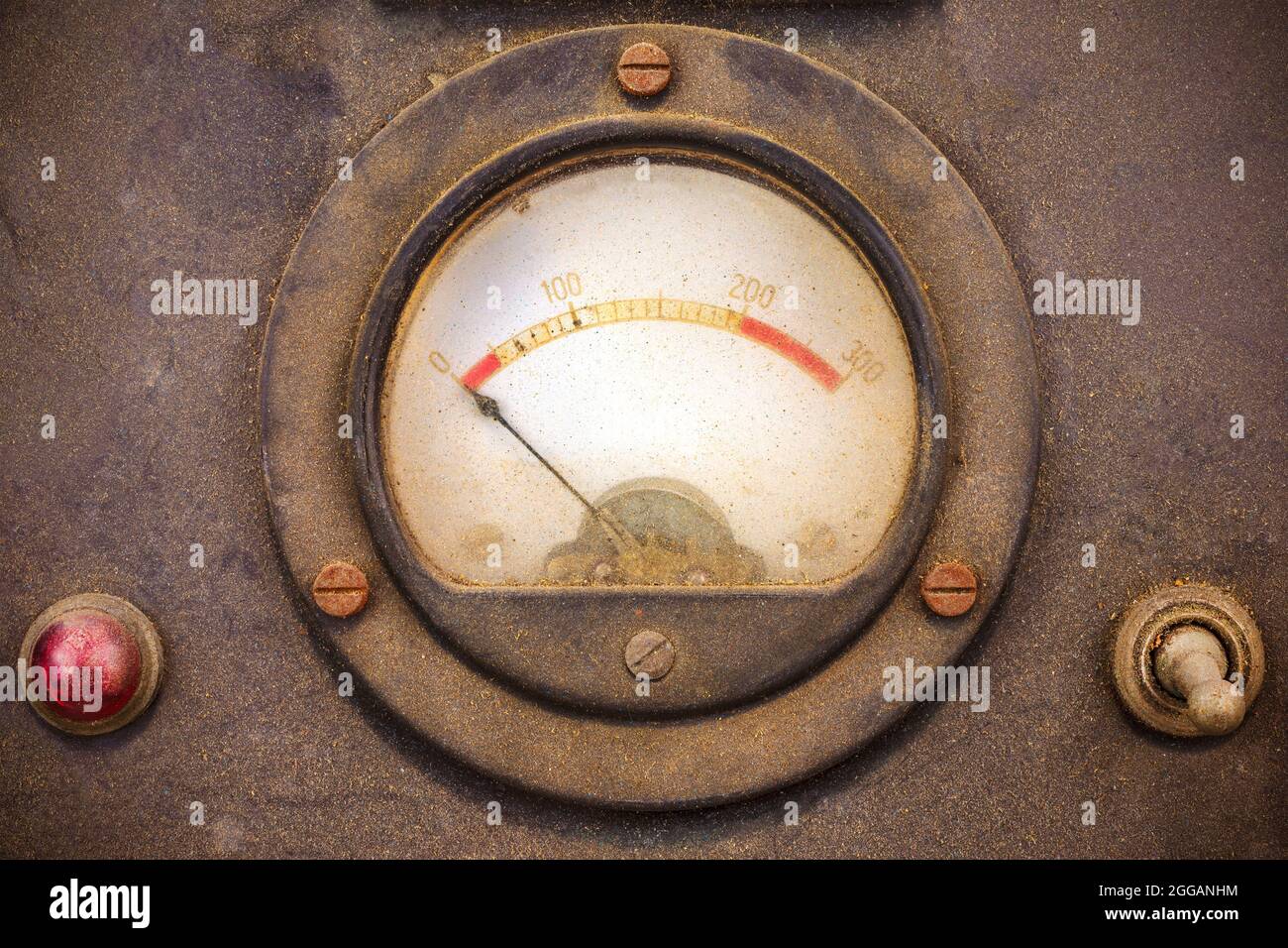 Voltmètre poussiéreux vintage dans un boîtier en métal noir Photo Stock -  Alamy