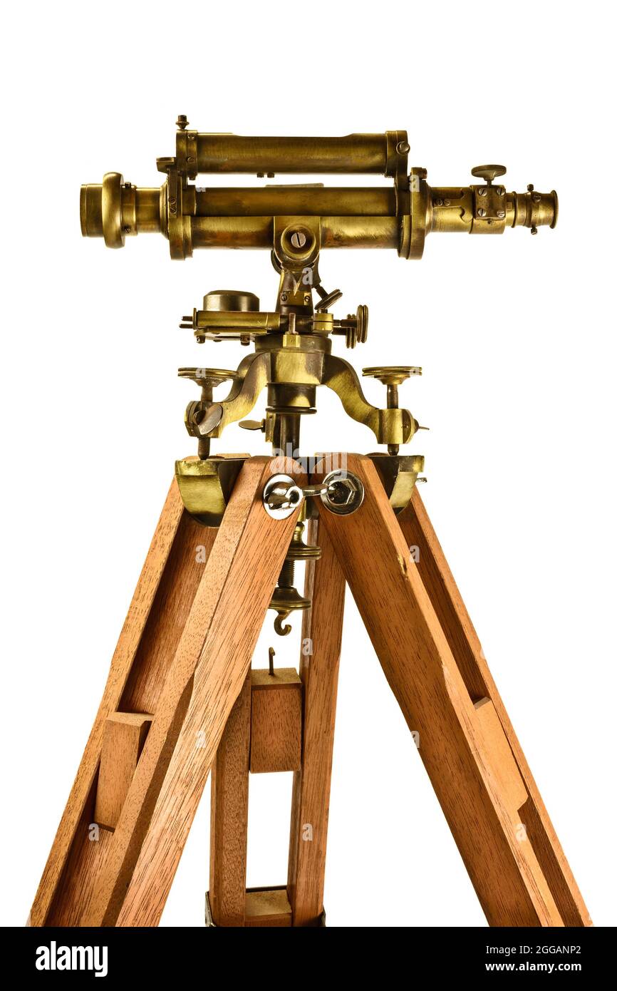 Ancien télescope sur un trépied en bois isolé sur fond blanc Banque D'Images