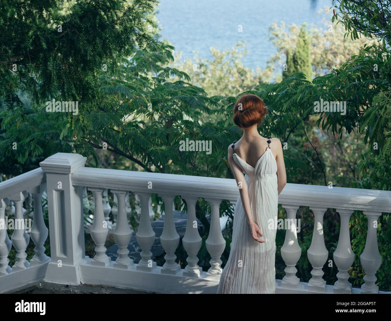 femme élégante en robe blanche princesse grecque dans le parc Photo Stock -  Alamy
