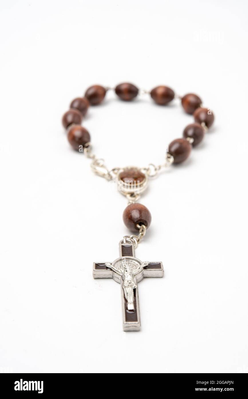 Souvenirs chrétiens de la Terre Sainte Rosaire en bois d'olive et crucifix sur fond blanc Banque D'Images
