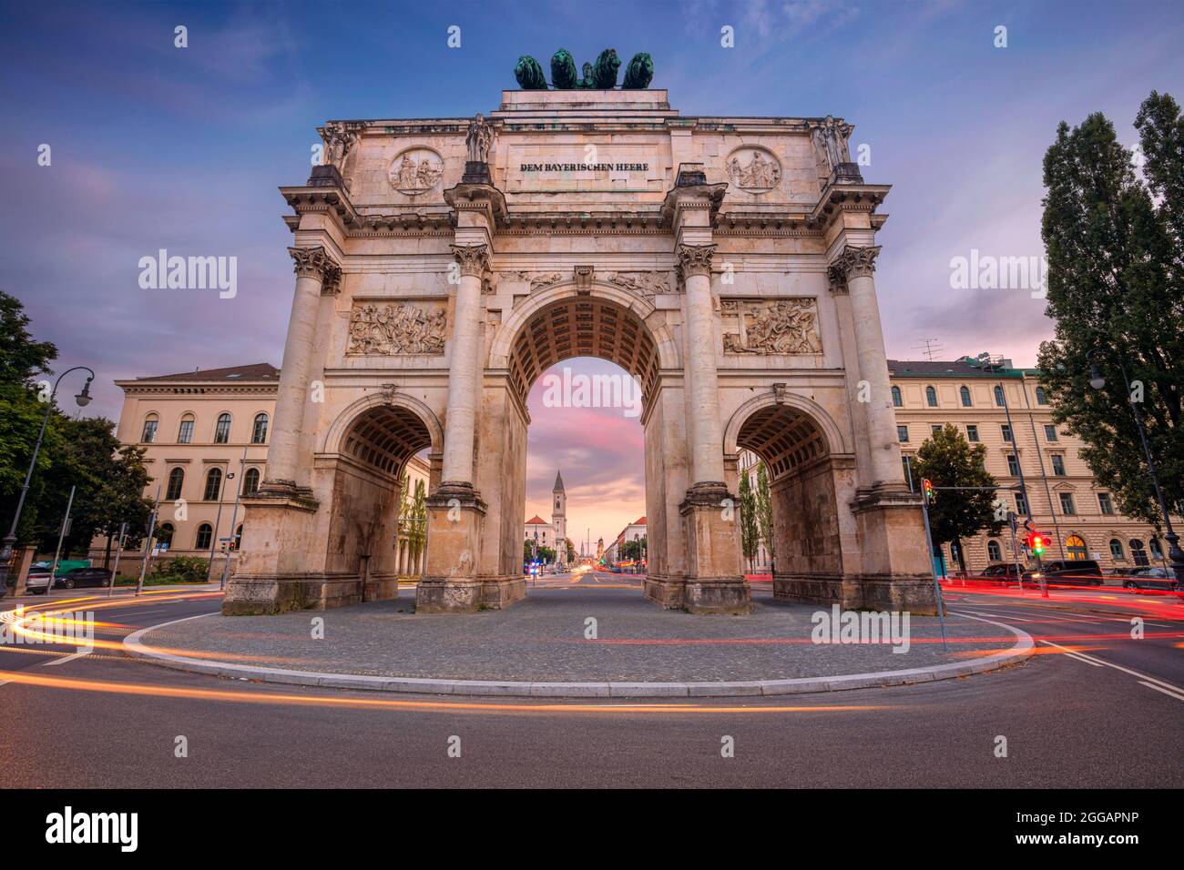 Munich, Allemagne. Image de paysage urbain de Munich, Bavière, Allemagne avec le Siegestor au coucher du soleil d'été. Banque D'Images