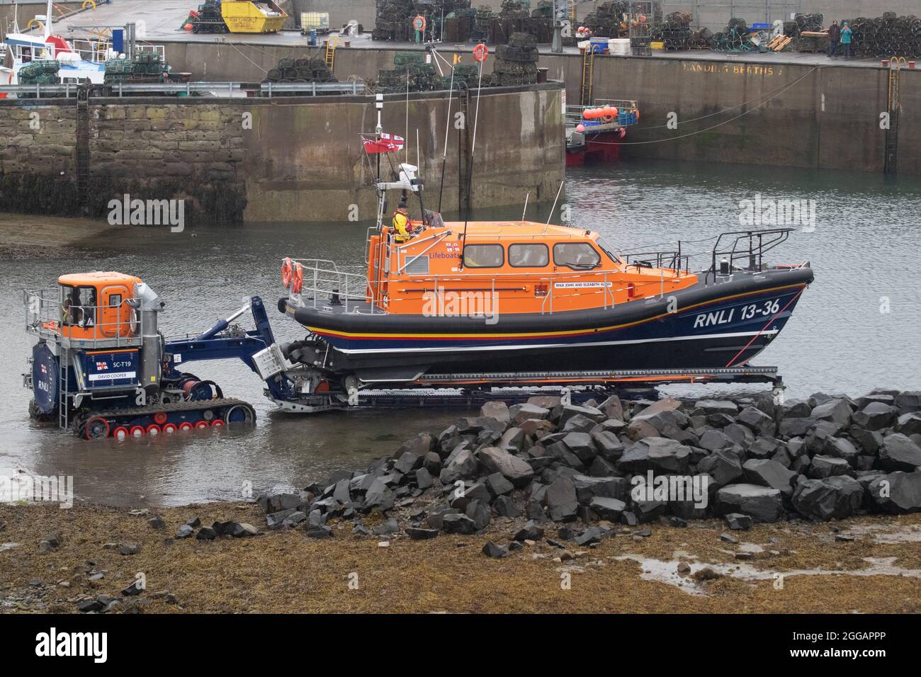 Le canot de classe Shannon RNLB John et Elizabeth Allan est prêt à être lancé pour un exercice d'entraînement au port de Seahouses, dans le nord du pays, en Angleterre Banque D'Images