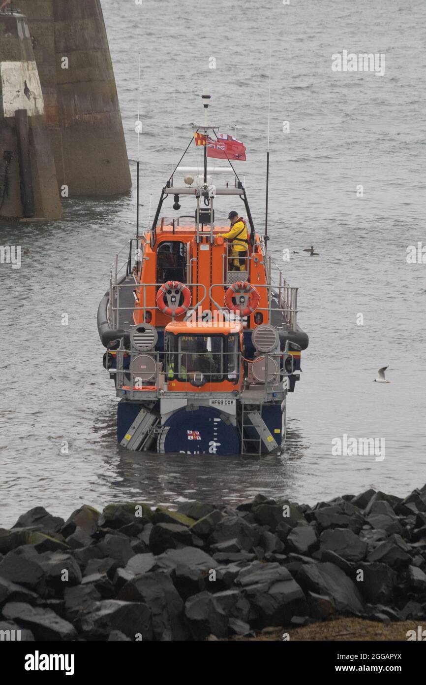 Le canot de sauvetage de classe Shannon RNLB John et Elizabeth Allan est prêt à être lancé pour un exercice d'entraînement à Seahouses Harbour, North Sunderland Banque D'Images