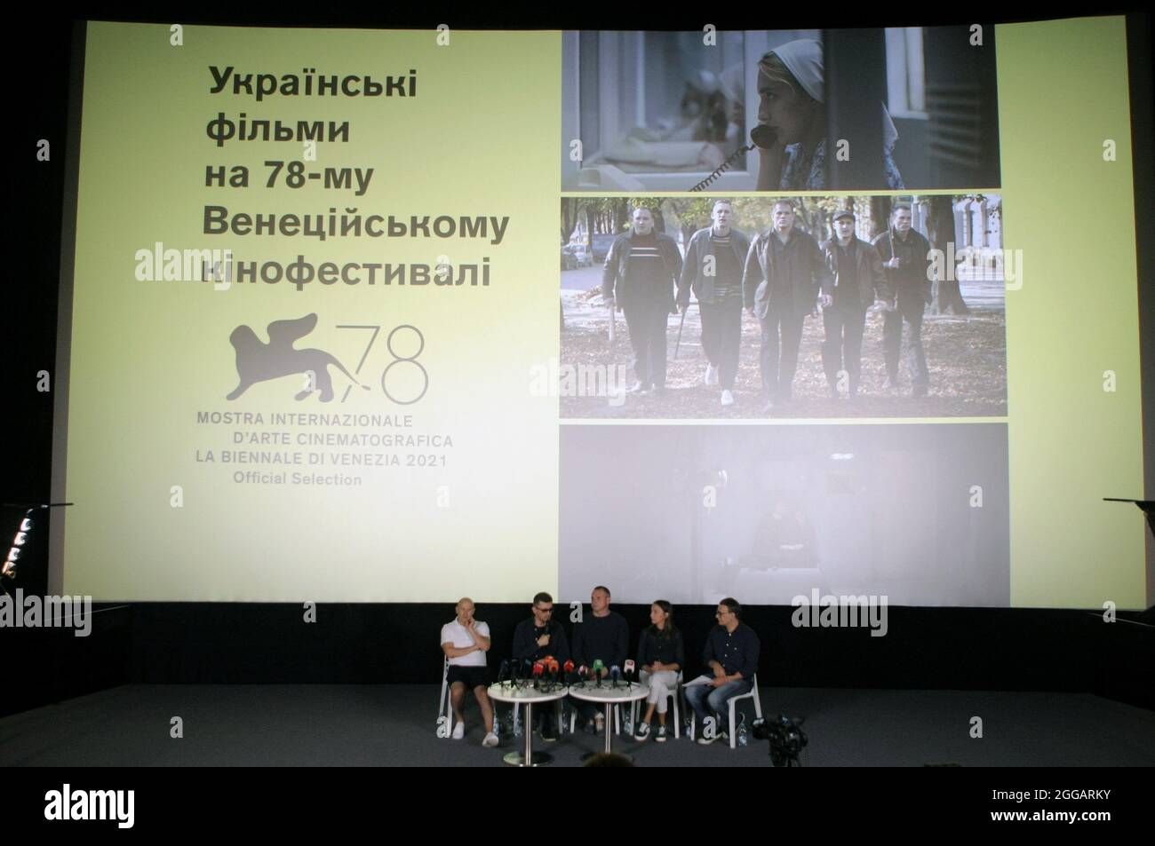 KIEV, UKRAINE - 30 AOÛT 2021 - le co-producteur de Vidblysk (Reflection) Vladimir Yatsenko, le réalisateur de Vidblysk (Reflection) Valentin Vasyanovych, Nosorih (R Banque D'Images