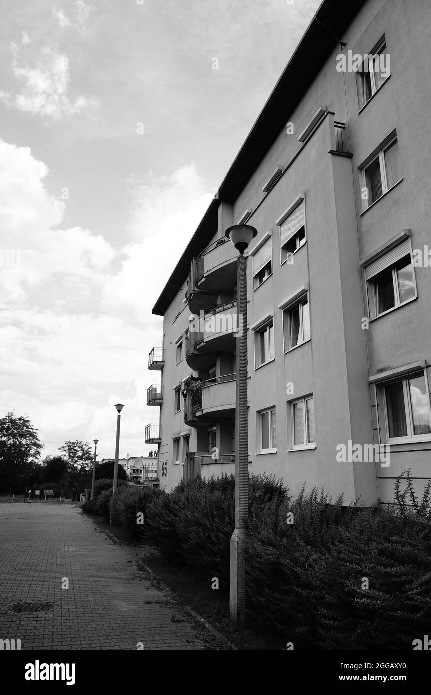 POZNAN, POLOGNE - 10 juin 2017 : un plan vertical d'un sentier près d'un immeuble d'appartements dans le quartier de Stare Zegrze, Poznan, Pologne Banque D'Images