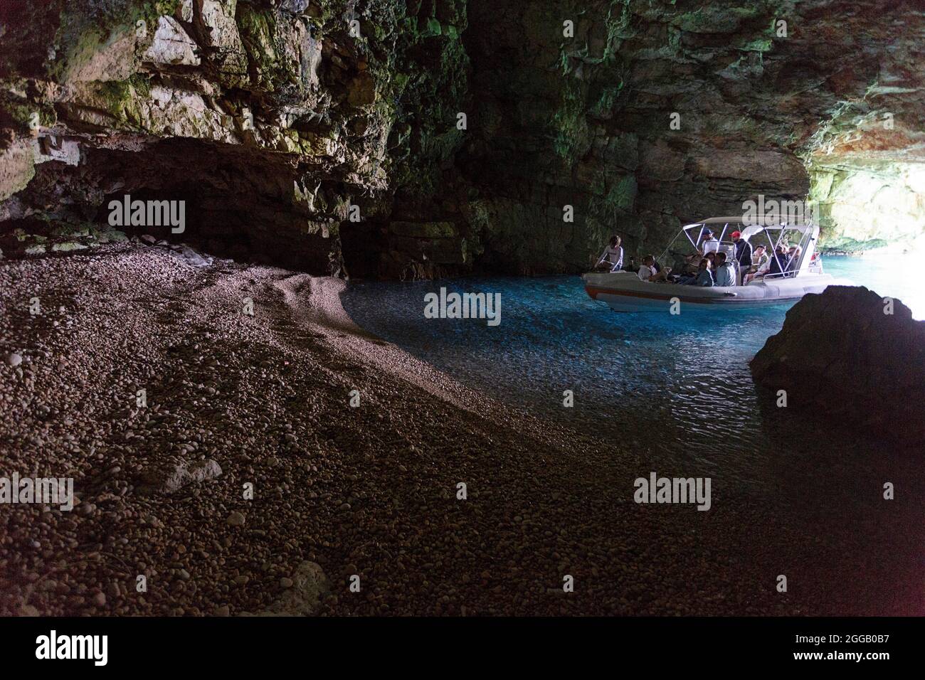 Touristes explorant des grottes marines cachées à bord d'un hors-bord sur une péninsule reculée de karaburun en albanie Banque D'Images