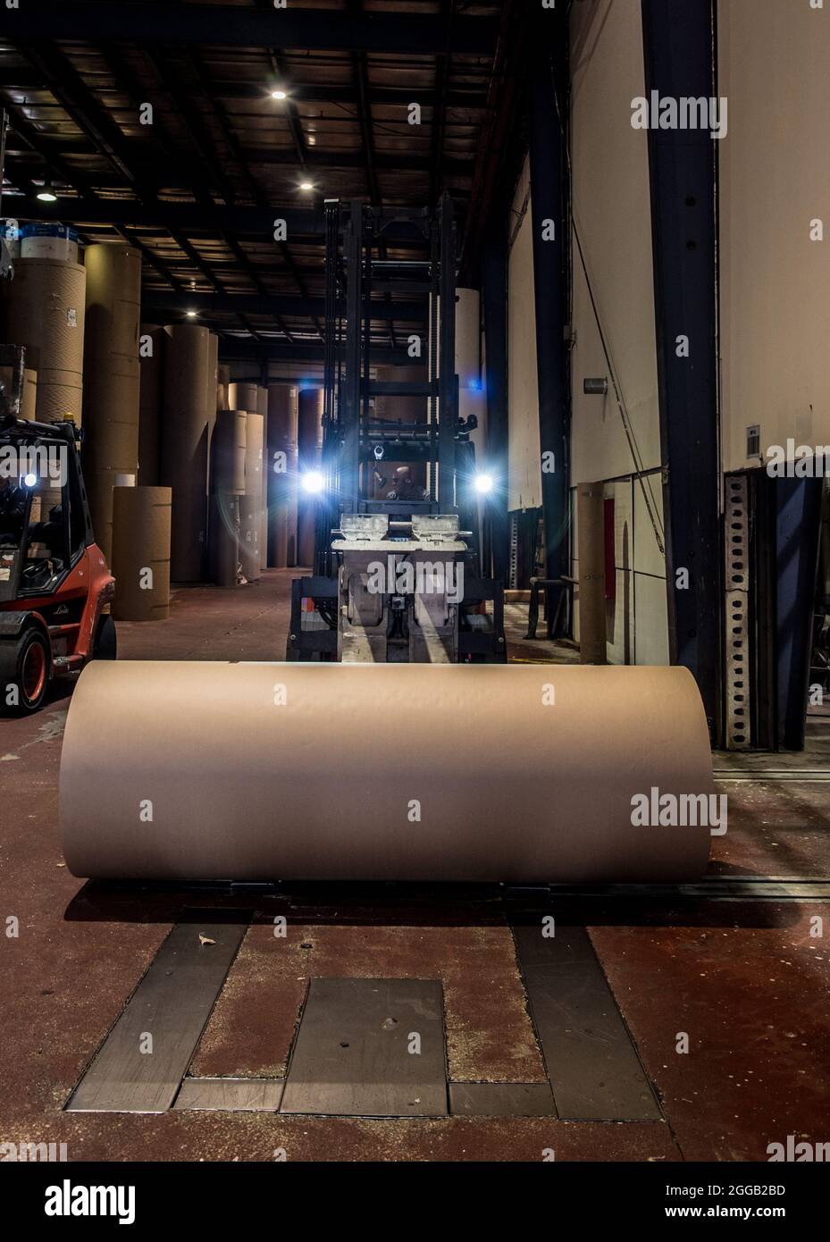 Le papier est converti en carton ondulé composé de plusieurs couches ondulées et plates. Ce produit final est utilisé pour l'emballage Banque D'Images