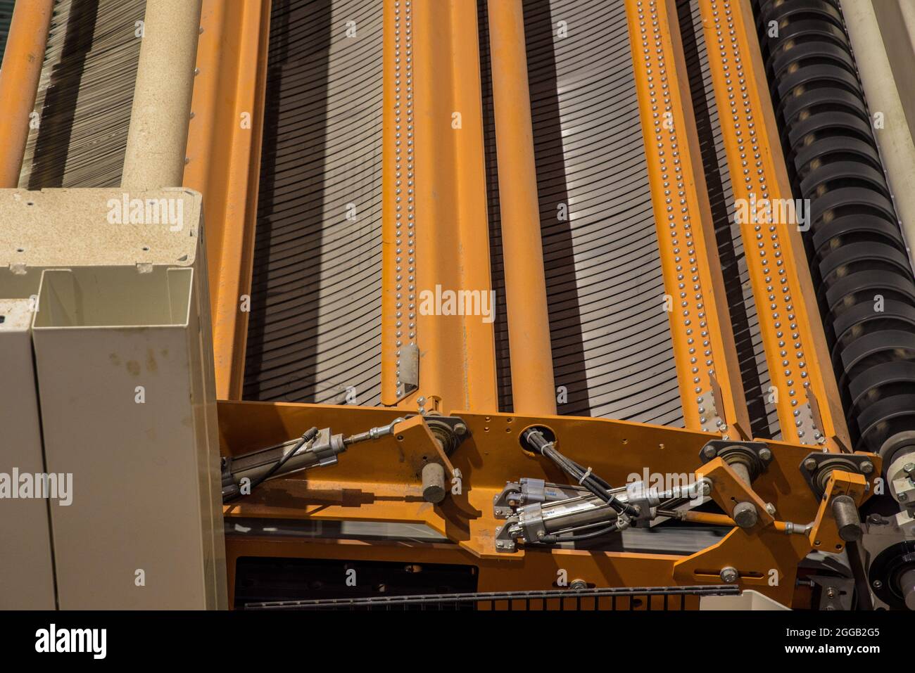 Le papier est converti en carton ondulé composé de plusieurs couches ondulées et plates. Ce produit final est utilisé pour l'emballage Banque D'Images