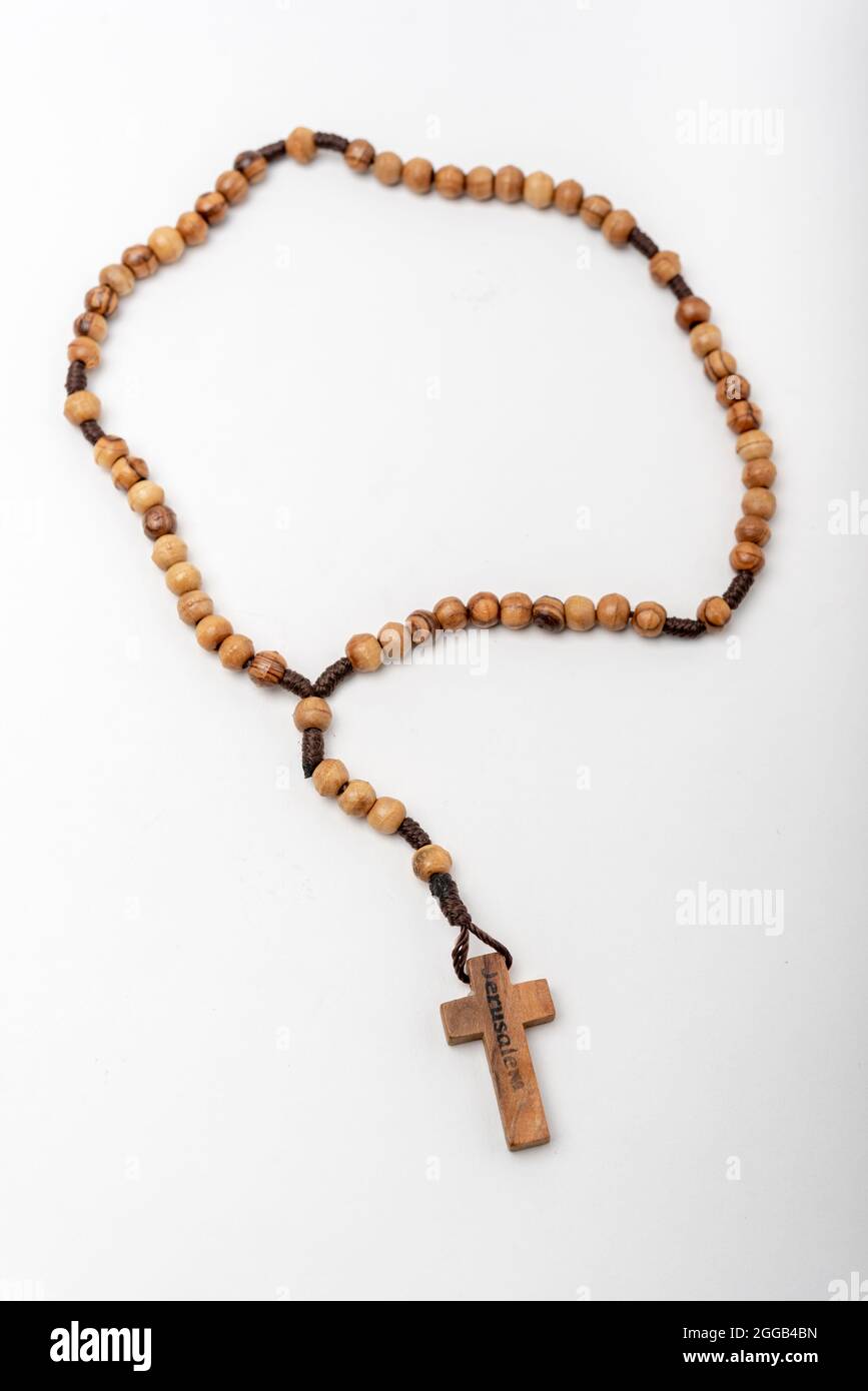 Souvenirs chrétiens de la Terre Sainte Rosaire en bois d'olive et crucifix sur fond blanc Banque D'Images