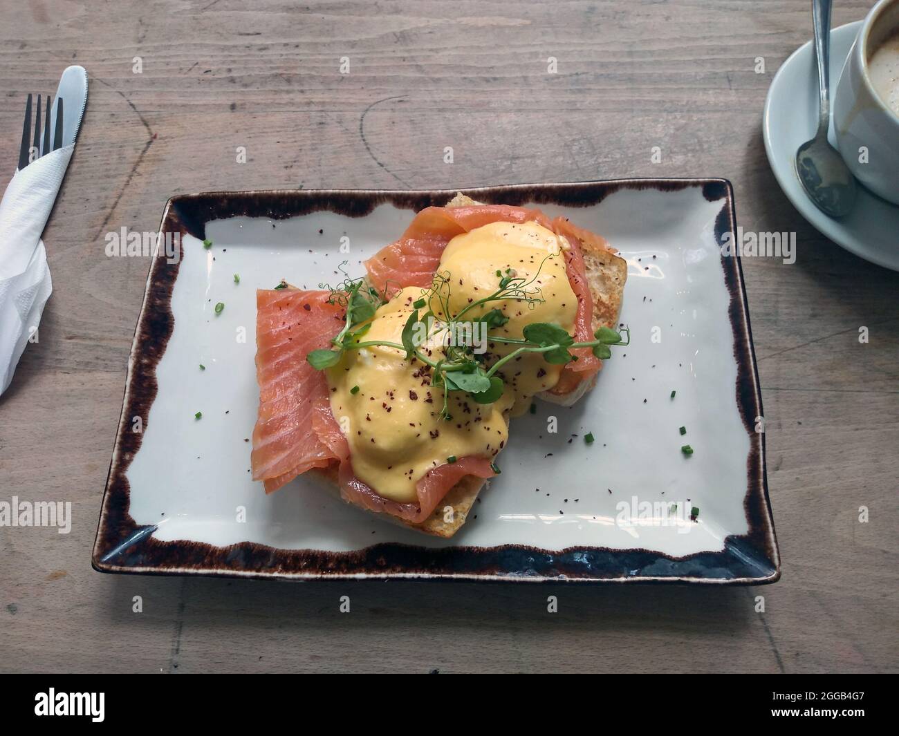 NEWCASTLE. TYNE et WEAR. ANGLETERRE. 06-24-21. Jesmond, café 1901, œufs royales, œufs pochés, saumon fumé et sauce hollandaise. Banque D'Images