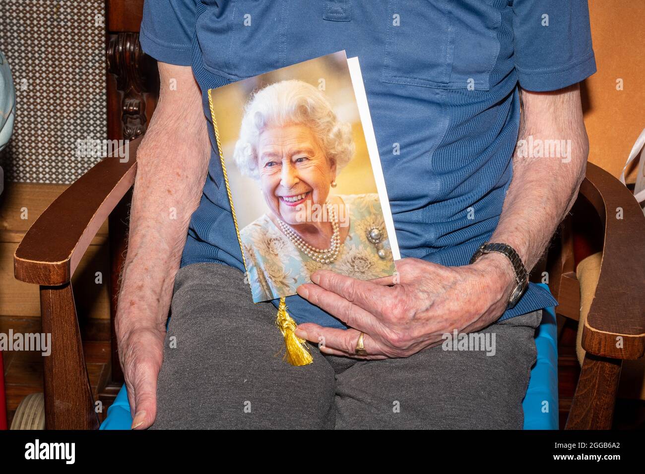 Homme âgé avec une carte ou un télégramme de la Reine pour marquer un 60ème anniversaire de mariage de diamant, Royaume-Uni. Banque D'Images