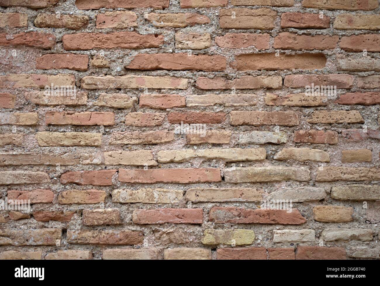 détail d'un mur de briques rouges et brunes détériorées Banque D'Images