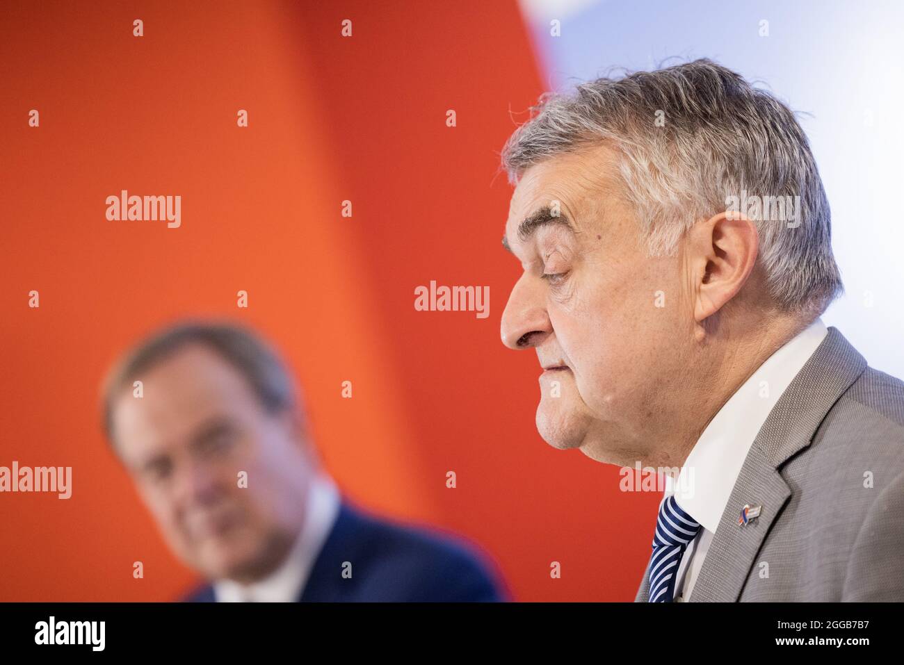 Essen, Allemagne. 30 août 2021. Armin Laschet (l), Ministre-Président de la Rhénanie-du-Nord-Westphalie, Président fédéral et candidat pour le Chancelier de la CDU, et Herbert Reul (CDU), Ministre de l'intérieur de la Rhénanie-du-Nord-Westphalie, donnent une conférence de presse après un échange avec les policiers de l'équipe de police anti-émeute. Les deux hommes politiques ont fait le point sur la lutte contre la criminalité des clans et ont présenté une photo de la situation de la criminalité des clans en 2020. Credit: Rolf Vennenbernd/dpa/Alay Live News Banque D'Images