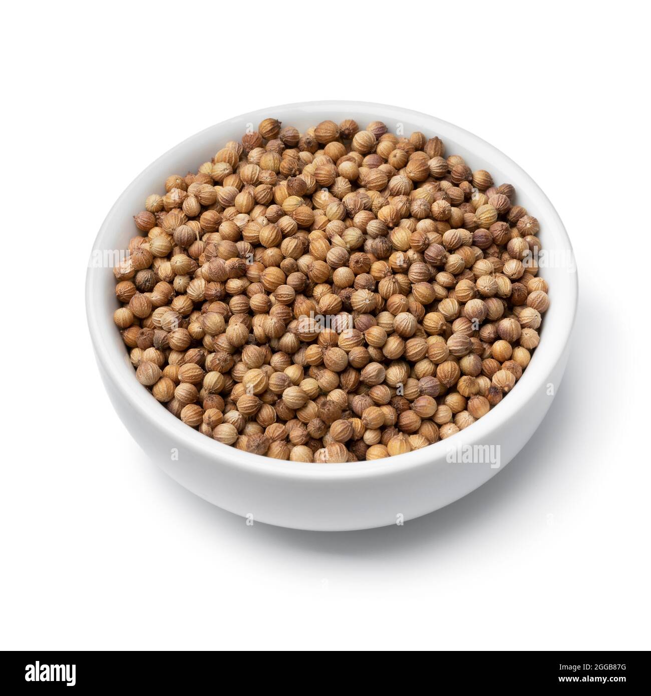 Bol avec graines de coriandre séchées isolées sur fond blanc Banque D'Images