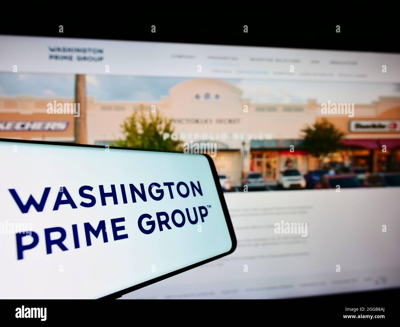 Smartphone avec logo de la société immobilière américaine Washington Prime Group Inc. Sur écran devant le site Web. Effectuez la mise au point au centre-droit de l'écran du téléphone. Banque D'Images