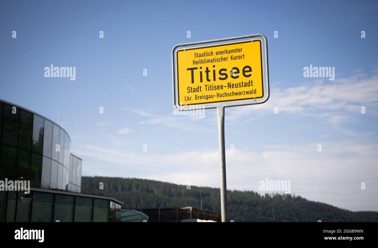 La belle et belle station de vacances Titisee dans le sud de l'Allemagne. Banque D'Images