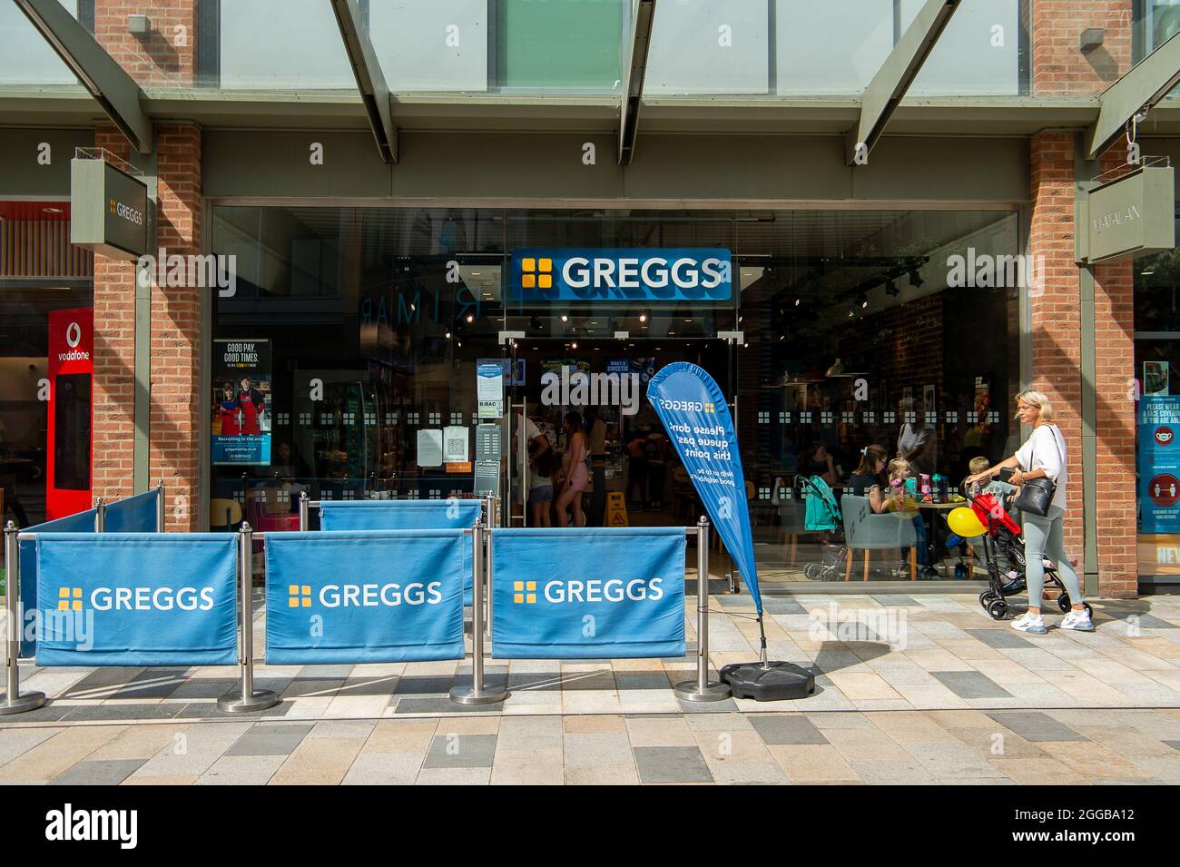 Bracknell, Berkshire, Royaume-Uni. 28 août 2021. Greggs est l'un des nombreux vendeurs d'aliments qui signalent des pénuries de certains articles, car les problèmes de chaîne d'approvisionnement causés par la pandémie de Covid-19, le Brexit et la pénurie de conducteurs de VHG continuent d'avoir un impact. Crédit : Maureen McLean/Alay Banque D'Images