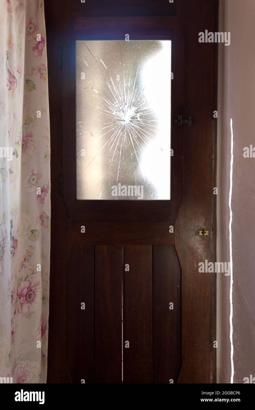 Photo verticale de l'ancienne porte en bois avec verre cassé Banque D'Images