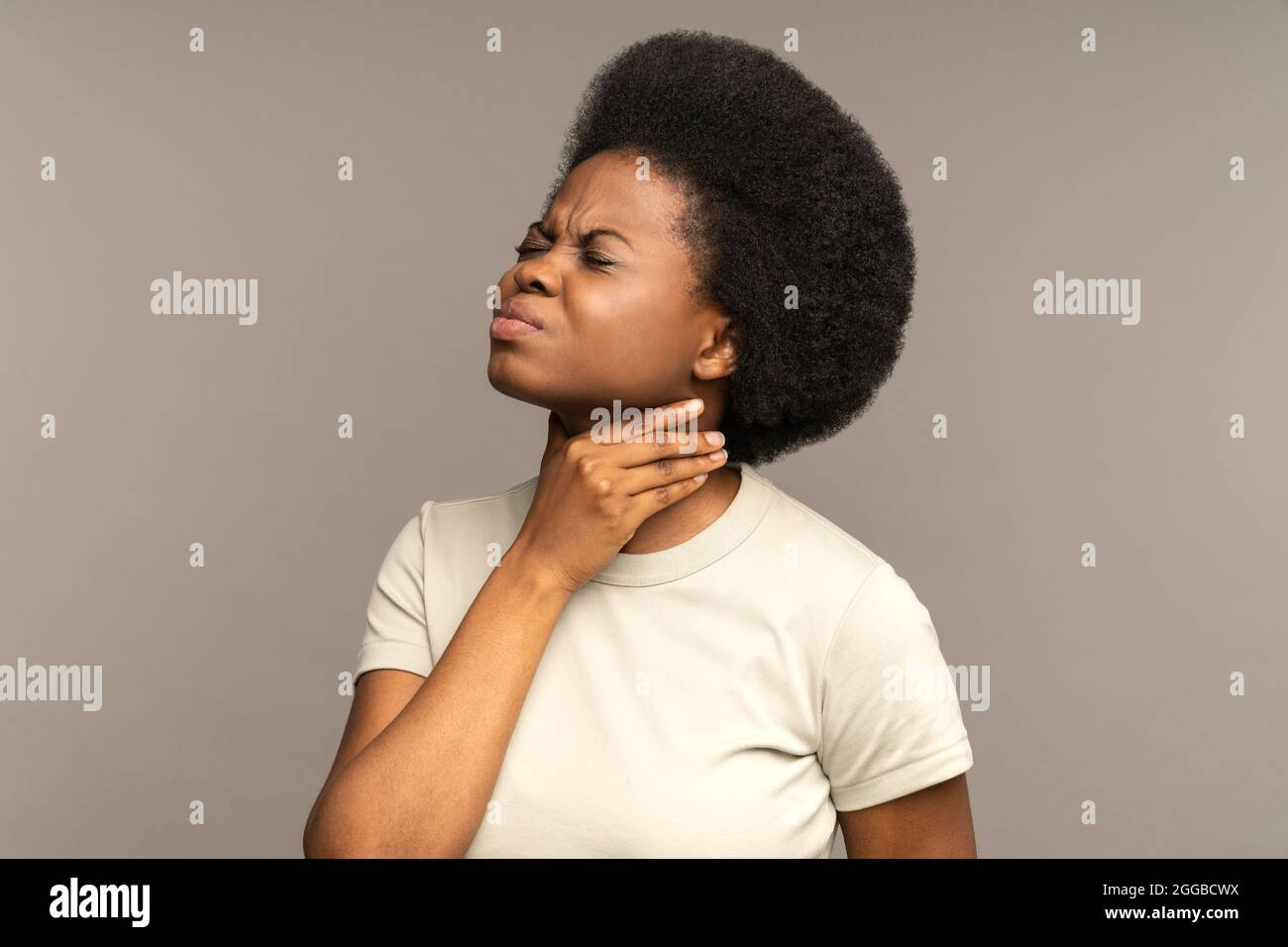 Afro femme ayant mal à la gorge, amygdalite, souffrant de douleurs à la déglutition, forte douleur dans la gorge Banque D'Images