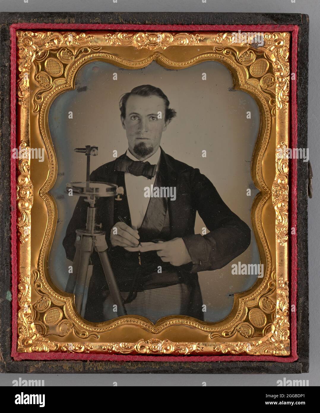 Sans titre (Portrait d'un homme debout avec un sextant), 1865. Une œuvre en ambrotype. Banque D'Images