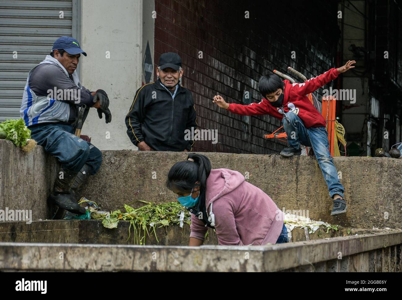 David Solano, 8 ans, et Christian Vazquez, 9 ans, à la recherche dans les poubelles de la Central de Abasto, fruits, légumes et toute nourriture qui est en bon état de l'apporter à la maison. Bien que de nombreux enfants de leur âge commencent à retourner dans la classe, ils n'ont pas la même fortune parce que leur situation économique a été affectée par le confinement de Covid-19 et ils ont dû travailler avec leurs parents pour avoir à manger. Le 30 août 2021 à Mexico, Mexique. (Photo par Aidee Martinez / Eyepix Group) Banque D'Images