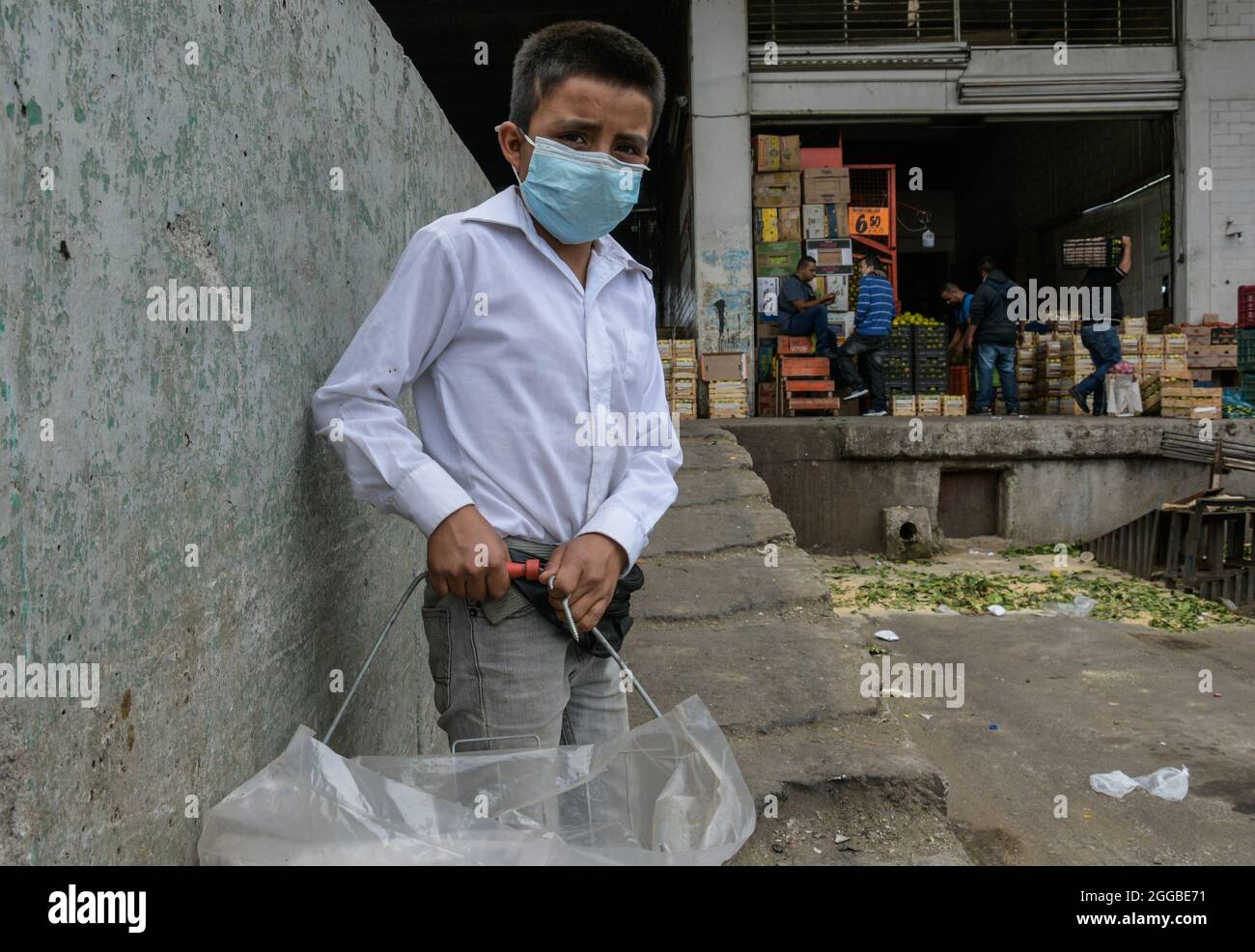 David Solano, 8 ans, et Christian Vazquez, 9 ans, à la recherche dans les poubelles de la Central de Abasto, fruits, légumes et toute nourriture qui est en bon état de l'apporter à la maison. Bien que de nombreux enfants de leur âge commencent à retourner dans la classe, ils n'ont pas la même fortune parce que leur situation économique a été affectée par le confinement de Covid-19 et ils ont dû travailler avec leurs parents pour avoir à manger. Le 30 août 2021 à Mexico, Mexique. (Photo par Aidee Martinez / Eyepix Group) Banque D'Images