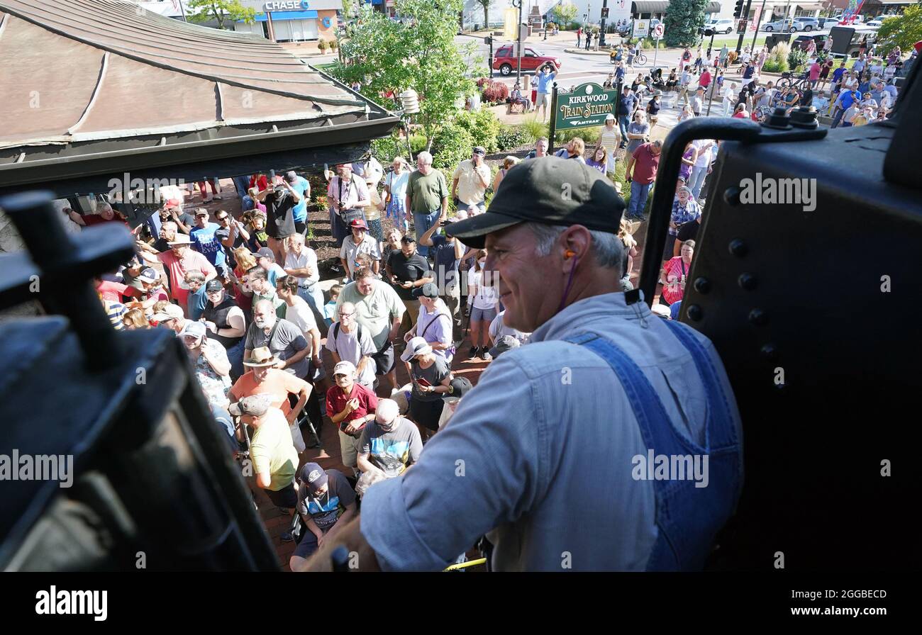 Kirkwood, États-Unis. 30 août 2021. Ed Dickens, directeur de l'équipement des locomotives à vapeur Big Boy de Union Pacific 4014, enquête sur la foule alors que le train se trouve à la gare Amtrak de Kirkwood, Missouri, le lundi 30 août 2021. La plus grande locomotive à vapeur du monde est en tournée de cinq semaines qui comprend des événements publics dans cinq grandes villes, ainsi que de brefs arrêts de sifflement dans plus de 90 autres communautés. Photo par Bill Greenblatt/UPI crédit: UPI/Alay Live News Banque D'Images