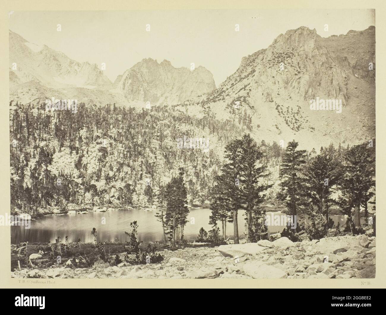 Lac alpin, dans la Sierra Nevada, Californie, 1871. Albumine imprimée, tirée de l'album « Geographical & amp; Geological Explorations & amp; Surveys West of the 100e Meridian », vol. 2. Banque D'Images