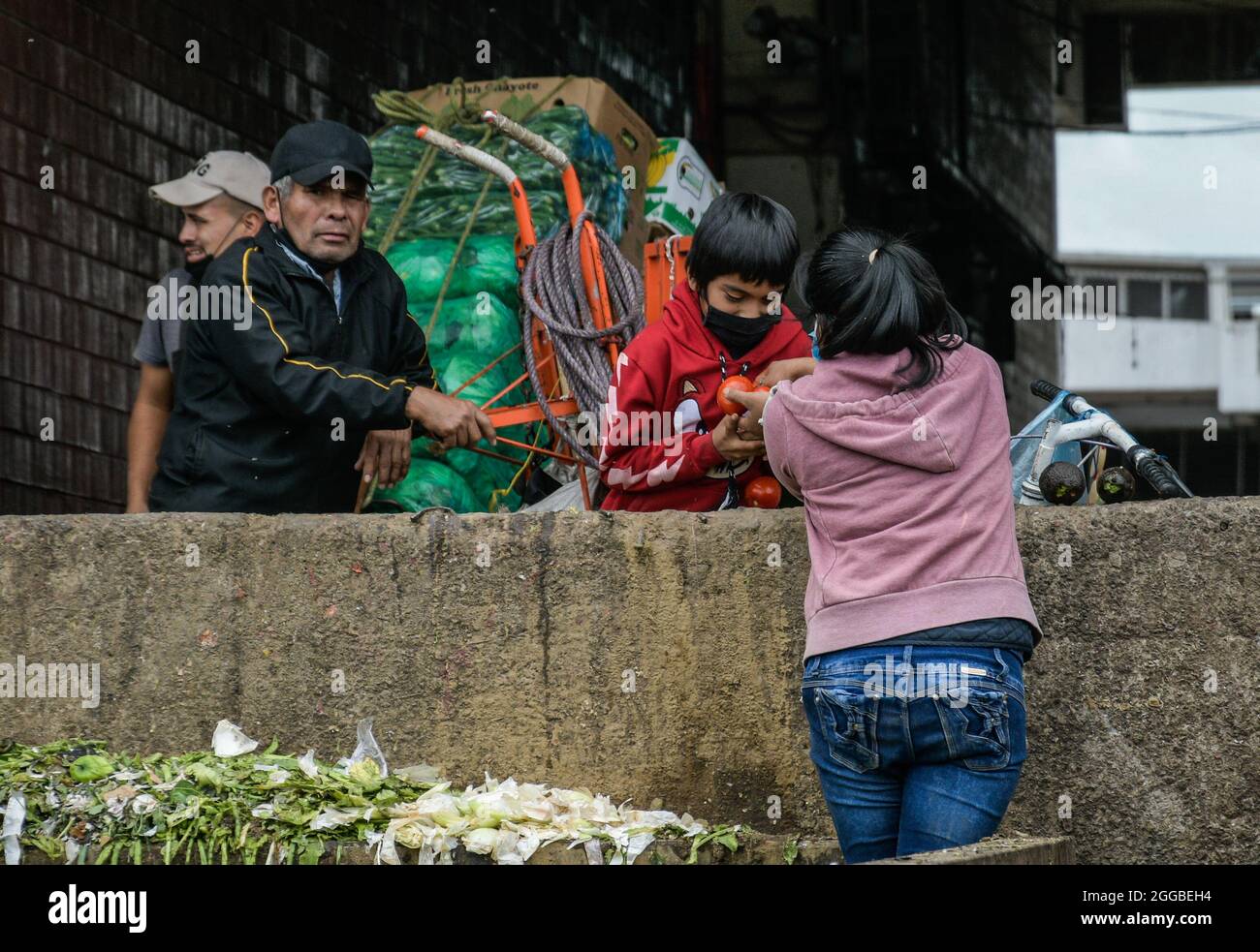 MEXICO, MEXIQUE - AOÛT 30 : David Solano, 8 ans, et Christian Vazquez, 9 ans, à la recherche dans les poubelles de la Central de Abasto, les fruits, les légumes et toute nourriture qui est en bon état pour l'apporter à la maison. Bien que de nombreux enfants de leur âge commencent à retourner dans la classe, ils n'ont pas la même fortune parce que leur situation économique a été affectée par le confinement de Covid-19 et ils ont dû travailler avec leurs parents pour avoir à manger. Le 30 août 2021 à Mexico, Mexique. (Photo par Aidee Martinez/Eyepix Group/Sipa USA) Banque D'Images