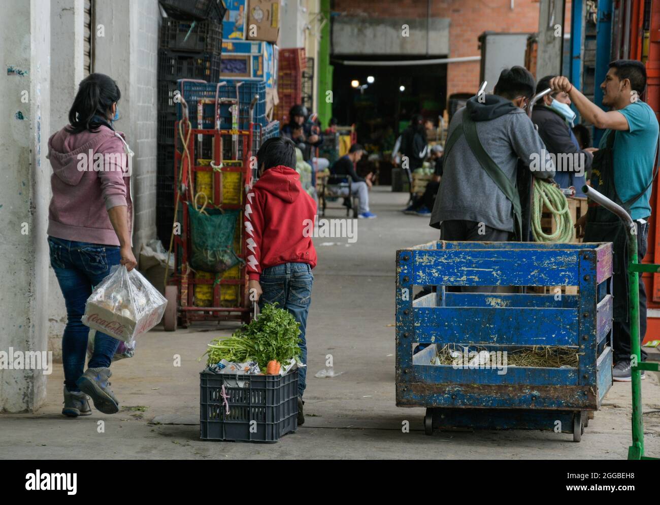 MEXICO, MEXIQUE - AOÛT 30 : David Solano, 8 ans, et Christian Vazquez, 9 ans, à la recherche dans les poubelles de la Central de Abasto, les fruits, les légumes et toute nourriture qui est en bon état pour l'apporter à la maison. Bien que de nombreux enfants de leur âge commencent à retourner dans la classe, ils n'ont pas la même fortune parce que leur situation économique a été affectée par le confinement de Covid-19 et ils ont dû travailler avec leurs parents pour avoir à manger. Le 30 août 2021 à Mexico, Mexique. (Photo par Aidee Martinez/Eyepix Group/Sipa USA) Banque D'Images