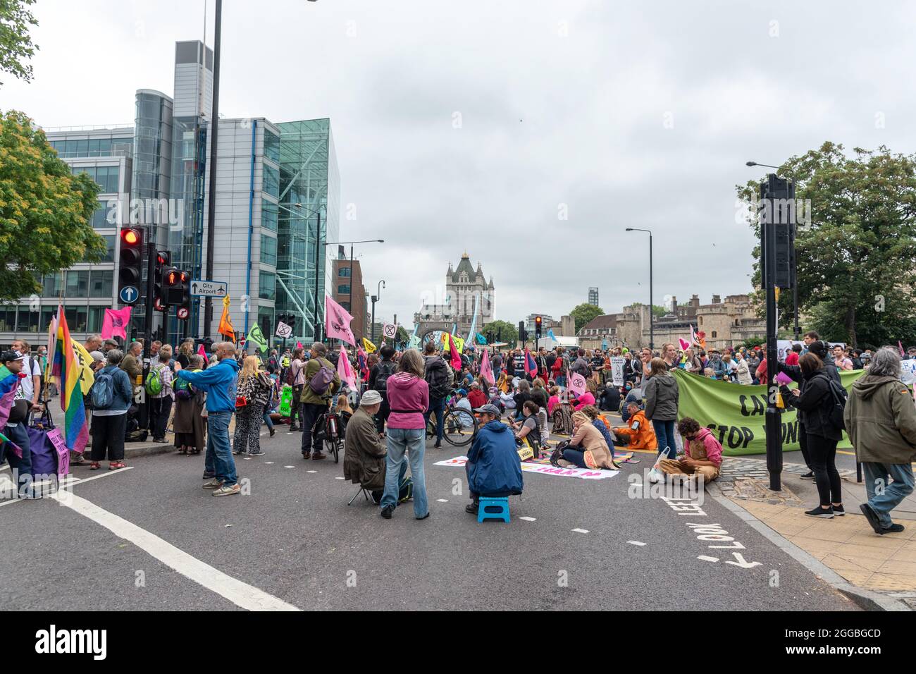 Londres, Royaume-Uni. 30 août 2021. Des manifestants bloquent les routes autour du Tower Bridge à Londres dans le cadre de la manifestation l'impossible Tea Party de la rébellion contre l'absence d'action contre la crise climatique. (Photo par Dave Rushen/SOPA Images/Sipa USA) crédit: SIPA USA/Alay Live News Banque D'Images