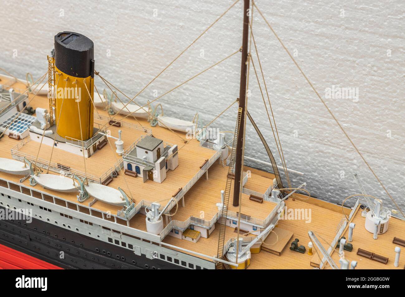 Vue rapprochée d'une partie du modèle de bateau Titanic en bois. Magnifique modèle de passe-temps Titanic en bois isolé. Banque D'Images