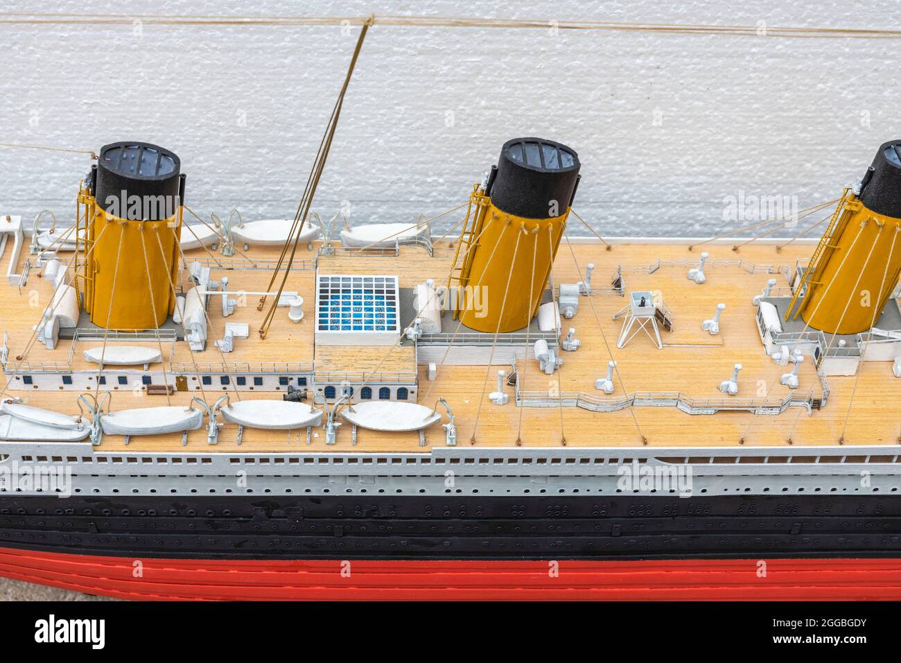 Vue rapprochée d'une partie du modèle de bateau Titanic en bois. Magnifique modèle de passe-temps Titanic en bois isolé. Banque D'Images
