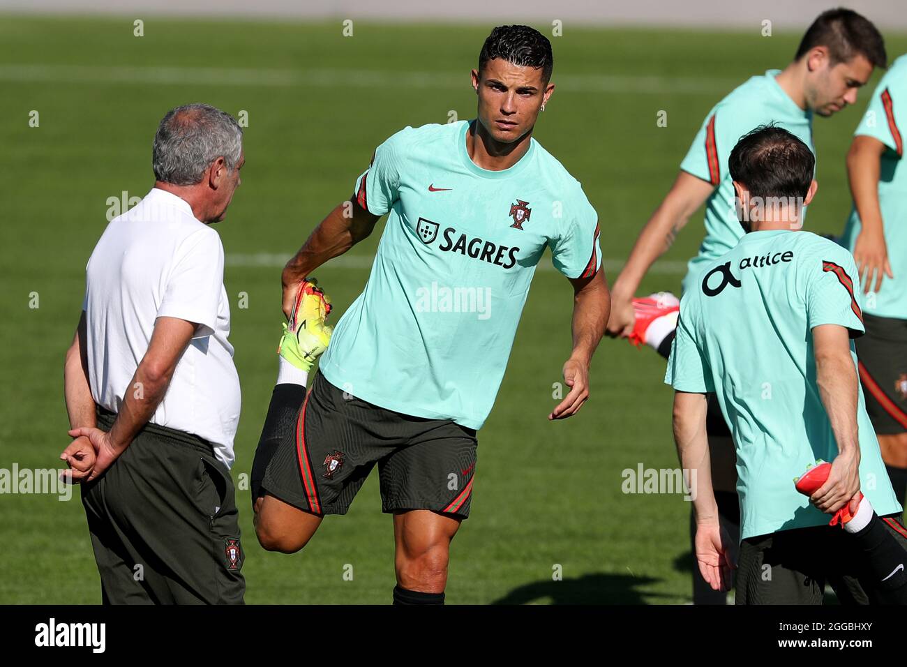 Oeiras, Portugal. 30 août 2021. Cristiano Ronaldo (C ), l'avant-projet  portugais, en action lors d'une session d'entraînement au camp  d'entraînement Cidade do Futebol à Oeiras, Portugal, le 30 août 2021, dans  le