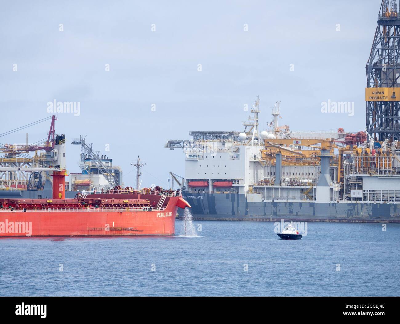 Pétrolier, grand navire vidant l'eau de ballast lorsqu'il entre dans le port. Banque D'Images