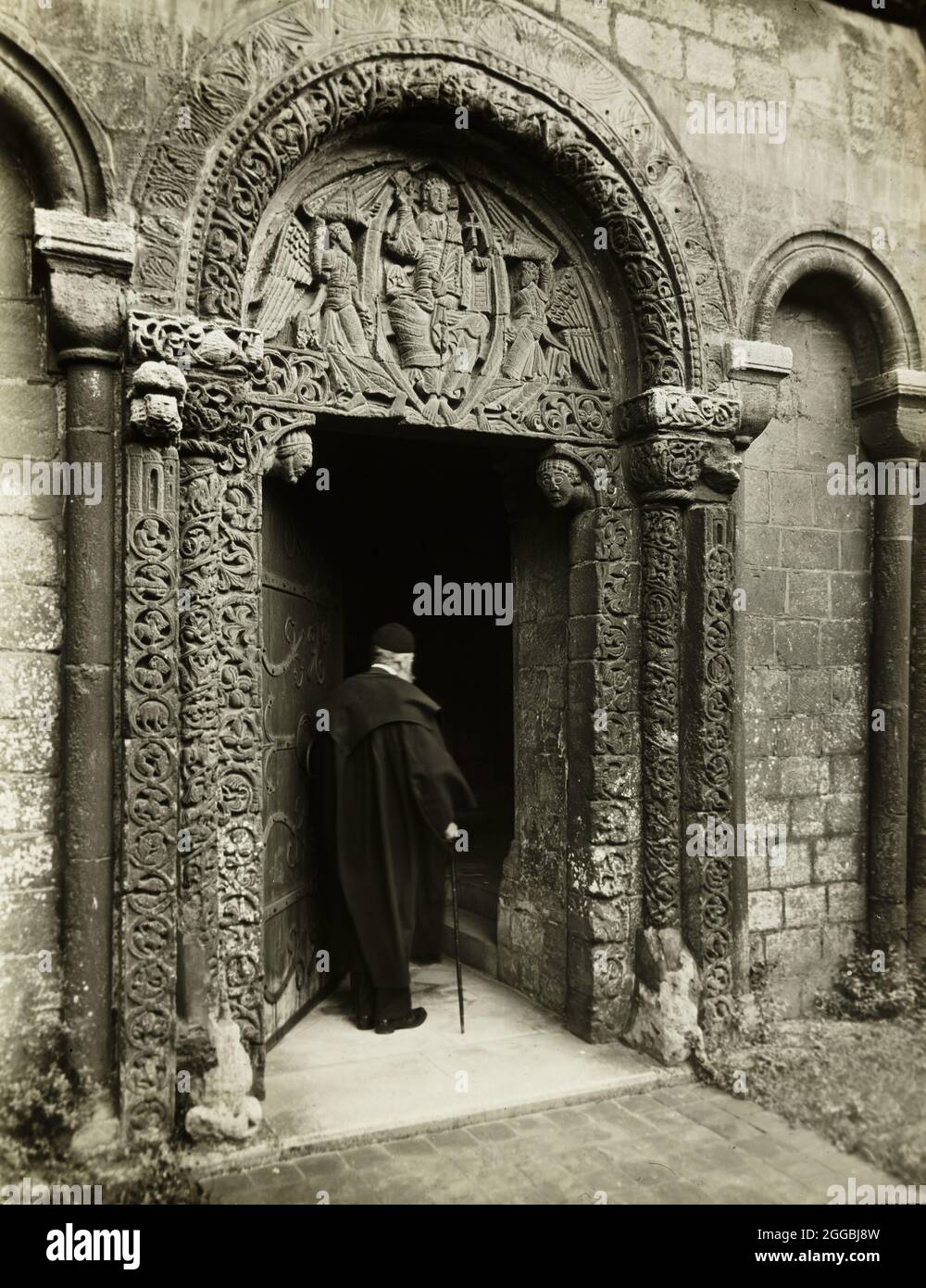 Ely Cathedral: Prior's Door, avec Bedesman, 1891. Diapositive lanterne. Banque D'Images