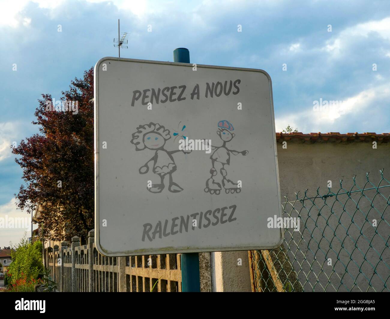 ralentir-les-enfants-dans-le-panneau-de-signalisation-banque-de