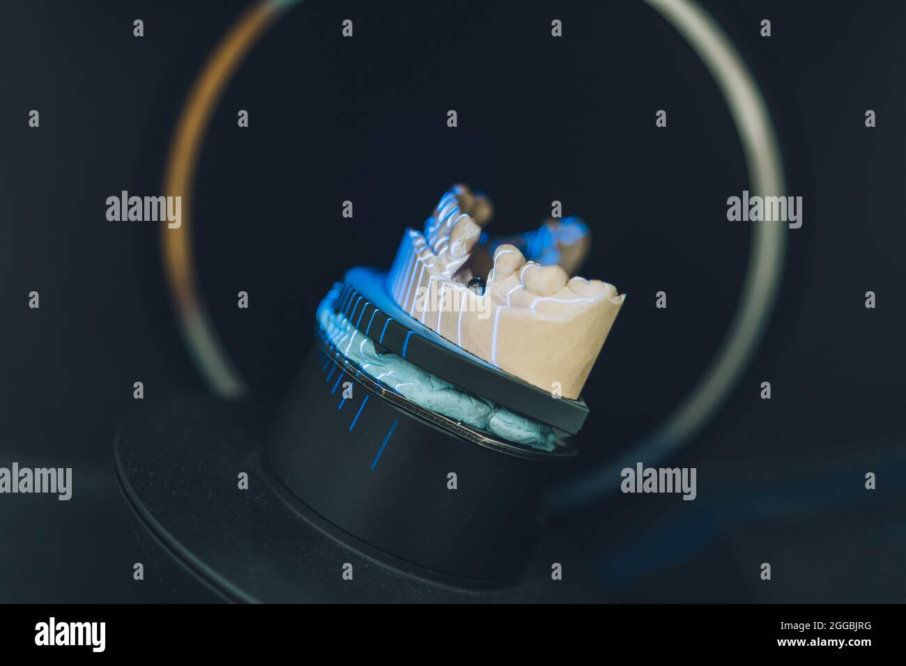 À l'intérieur d'un scanner avec un moule dentaire scanné avec des rayons laser dans un laboratoire Banque D'Images