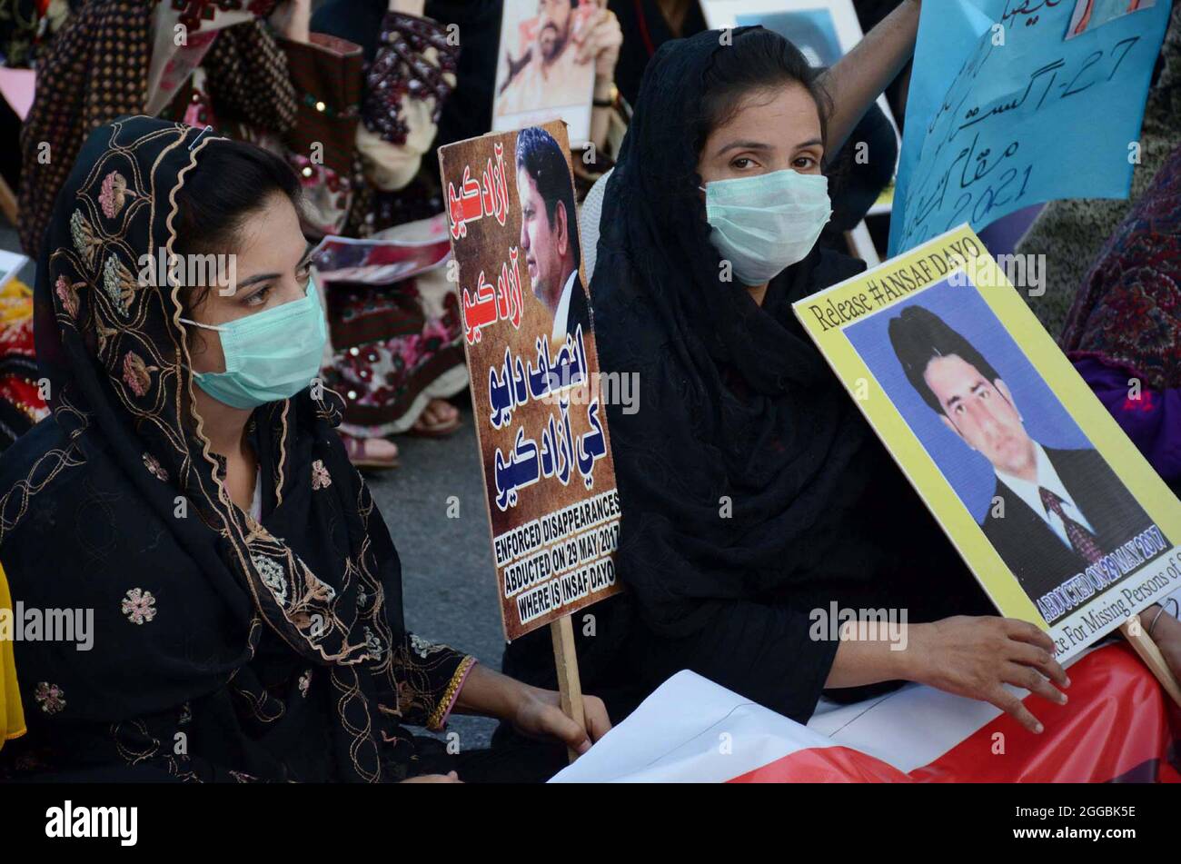 Des parents de personnes disparues protestent contre les disparus et l'enlèvement de leurs beloveds et demandent leur libération à l'occasion de la Journée internationale des disparus organisée par la Commission des droits de l'homme du Pakistan, à l'extérieur de la Maison du Gouverneur à Karachi le lundi 30 août 2021. Banque D'Images