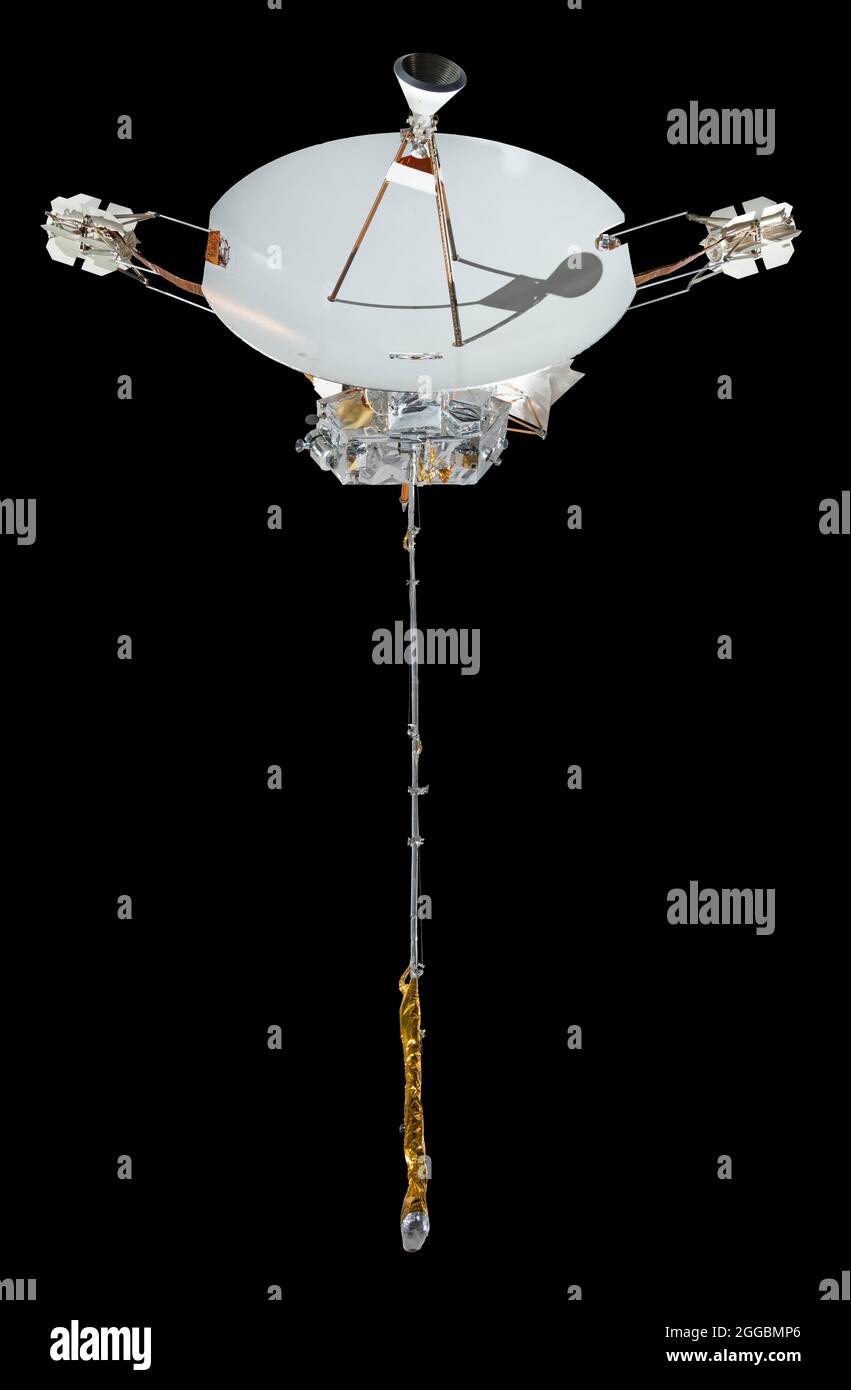Pendant plus de 30 ans, le vaisseau spatial Pioneer 10 a renvoyé des photographies et des informations scientifiques sur Terre. Lancé le 2 mars 1972, il a atteint des vitesses de 52,100 kilomètres (32,400 milles) par heure sur son vol vers Jupiter, ce qui en fait l'un des objets les plus rapides jamais faits par l'homme. Après avoir terminé une enquête sur Jupiter, Pioneer 10 a continué sur les régions extérieures du système solaire, étudiant le vent solaire et les rayons cosmiques. Après être allé plus loin dans l'espace que tout autre objet envoyé de la Terre, le dernier signal faible de Pioneer a été reçu le 22 janvier 2003, d'environ 12.2 milliards de kilomètres (7.6 b Banque D'Images