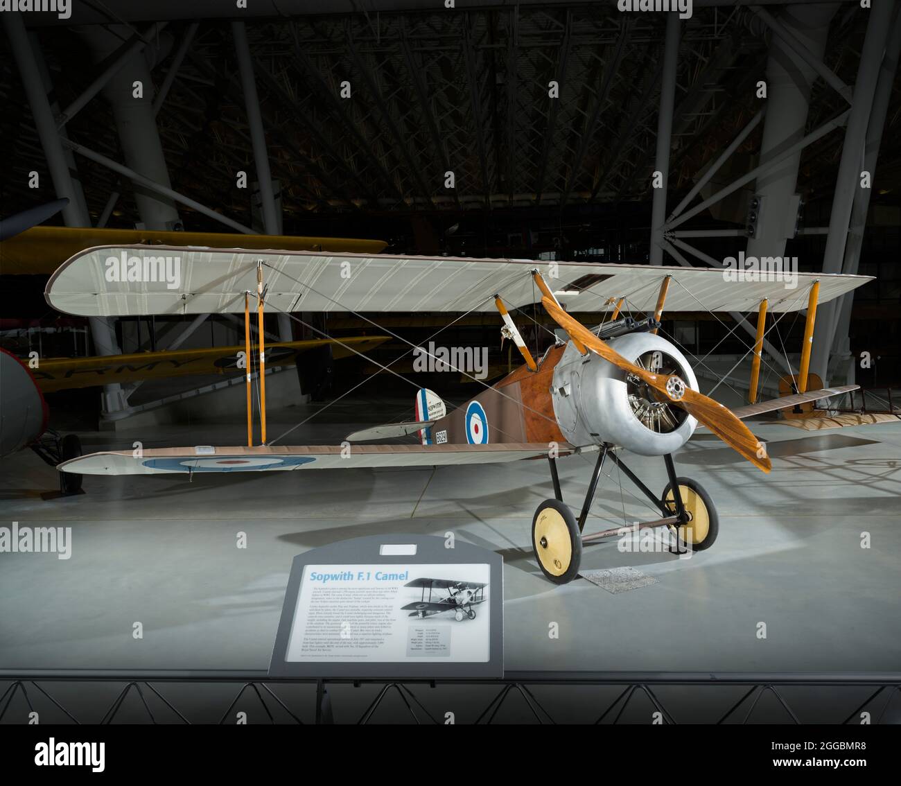 Avion de chasse biplan WWI à moteur unique, monoplace, avec moteur rotatif Clerget 9B de 130 ch. Le Sopwith Camel est l'un des plus importants et célèbres de tous les avions de la première Guerre mondiale. Les chameaux ont abattu 1,294 avions ennemis, plus que tout autre combattant allié de la première Guerre mondiale. Le capot au-dessus des deux mitrailleuses Vickers devant le poste de pilotage a créé un &#x201c;bosse,&#x201d distinctif, faisant du nom Camel un choix naturel, bien qu'il n'ait jamais été une désignation militaire officielle. Contrairement à la précédente Sopwith Pup et Sopwith Triplane, qui étaient docile pour voler et bien aimé par les pilotes, la Camel était instable, exigeant constant Banque D'Images