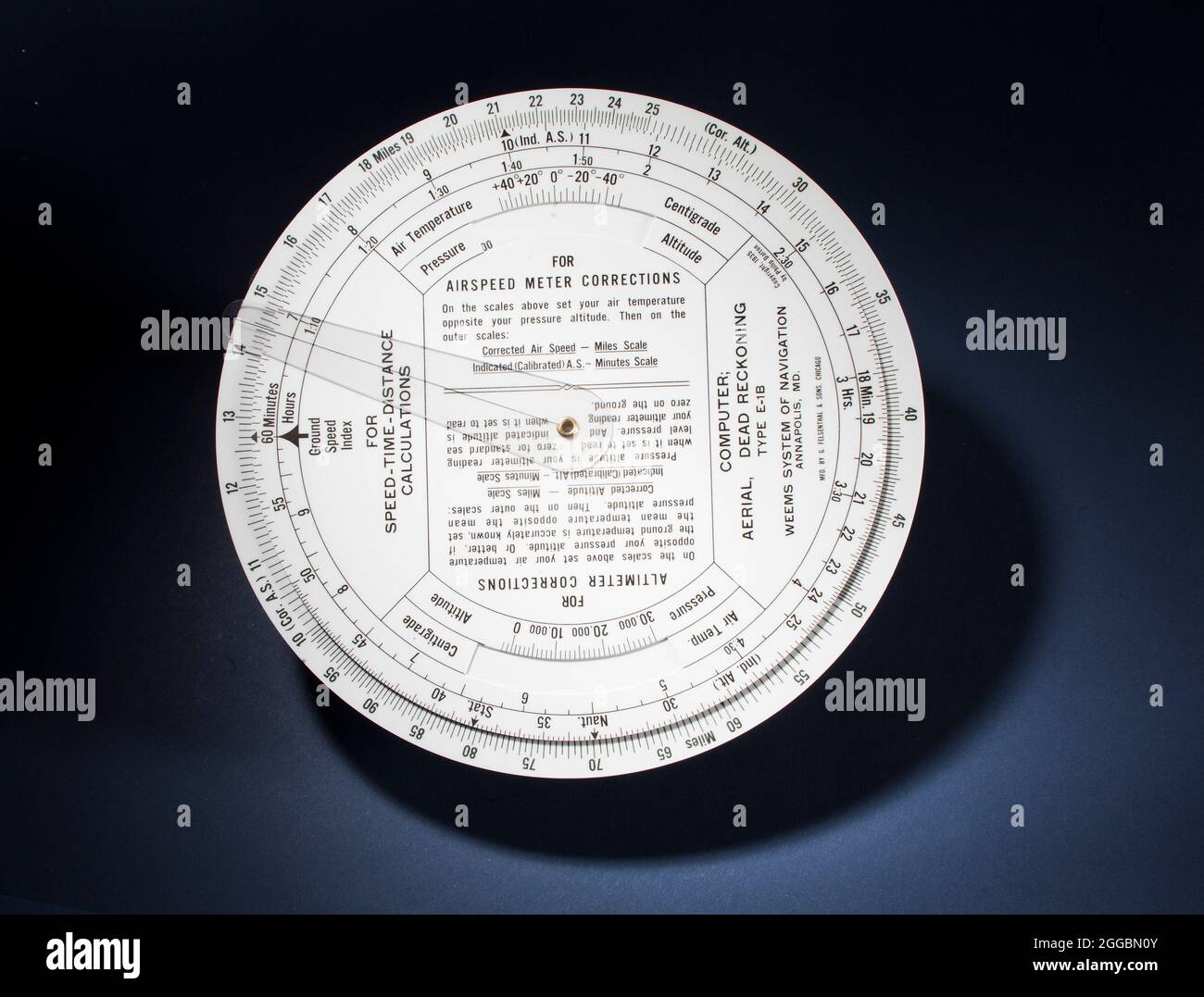 Calculateur d'estime en plastique blanc utilisé pour la navigation aérienne. L'ordinateur circulaire dispose de trois disques pour la vitesse de déplacement, le kilométrage et le parcours. Banque D'Images
