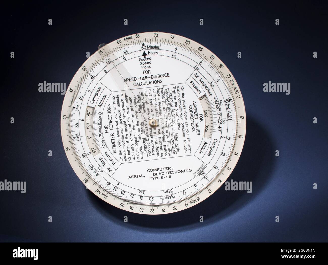 Calculateur d'estime en plastique blanc utilisé pour la navigation aérienne. L'ordinateur circulaire dispose de trois disques pour la vitesse de déplacement, le kilométrage et le parcours. Banque D'Images