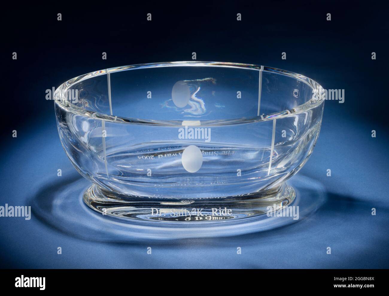 Prix Shapiro Remis À Sally Ride, 2004. Ce Bol En Verre A Été Présenté Au Dr  Sally K. Ride En Octobre 2004. Le Prix Rend Hommage À Joseph Shapiro Et Est  Remis