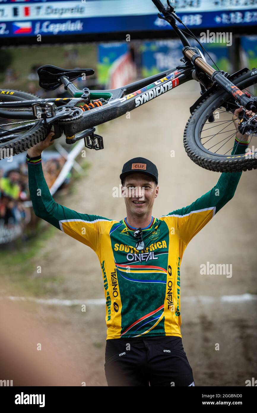 Greg Minnaar, en Afrique du Sud, célèbre une victoire après les Championnats du monde DH de l'UCI à Val di Sole, en Italie, le 29 août 2021. (CTK photo/Michal CERV Banque D'Images