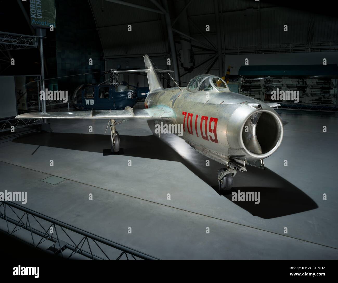 Monosiège, monomoteur (RD-500, Klimov RD-45, et VK-1 modifié), aile balayée, supériorité aérienne, avion de chasse / intercepteur. Le MIG-15, qui rivalise avec le F-86 américain en Corée, a choqué l'Occident avec ses capacités. Les Soviétiques ont conçu l'avion en 1946 pour répondre à un besoin urgent d'un intercepteur de jour à haute altitude. Il a volé pour la première fois à la fin de 1947. Le MIG-15 a été le premier jet soviétique à bénéficier de la vente britannique en Russie des nouveaux moteurs Rolls Royce Nene et Derwent, que les Soviétiques ont immédiatement copiés et affinés. Les moteurs RD-500, Klimov RD-45, ainsi que les moteurs VK-1 modifiés ont donné un po Banque D'Images