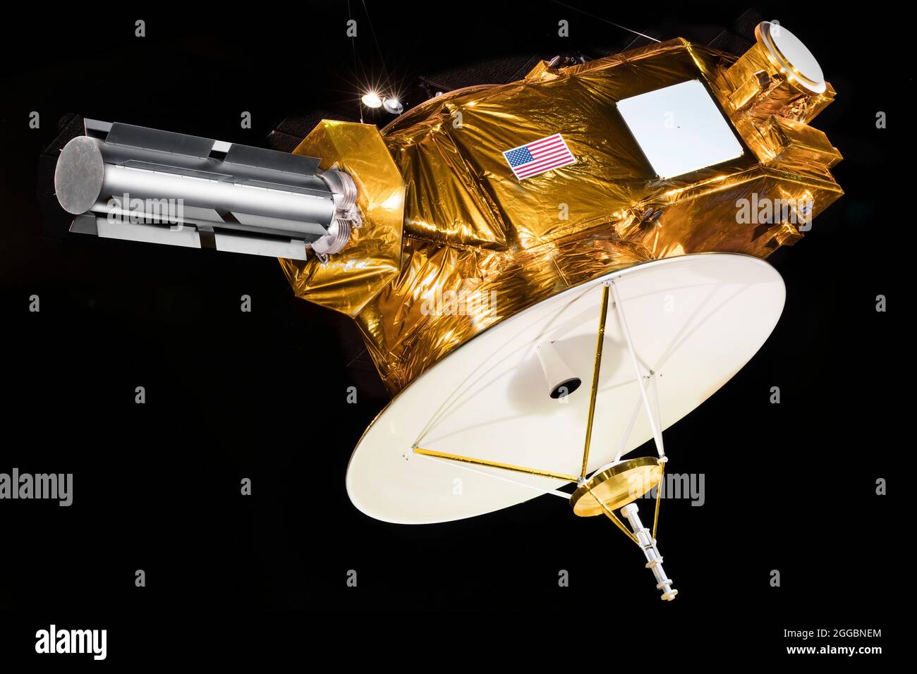 Vaisseau spatial, nouveaux Horizons, maquette, modèle, 2008. New Horizons a été le premier vaisseau spatial à visiter Pluton et la ceinture de Kuiper dans le système solaire extérieur. Il a été lancé à bord d'une fusée Atlas V à partir de la base aérienne de Cape Canaveral, en Floride, le 19 janvier 2006, et a effectué un vol Jupiter 13 mois plus tard pour obtenir une accélération supplémentaire. Le 14 juillet 14 2015, New Horizons a fait son approche la plus proche de Pluton. Le vaisseau spatial d'une demi-tonne contenait des instruments scientifiques pour cartographier la géologie de surface et la composition de Pluton et de ses trois lunes, étudier l'atmosphère de Pluton, mesurer le vent solaire et évaluer l'Inte Banque D'Images