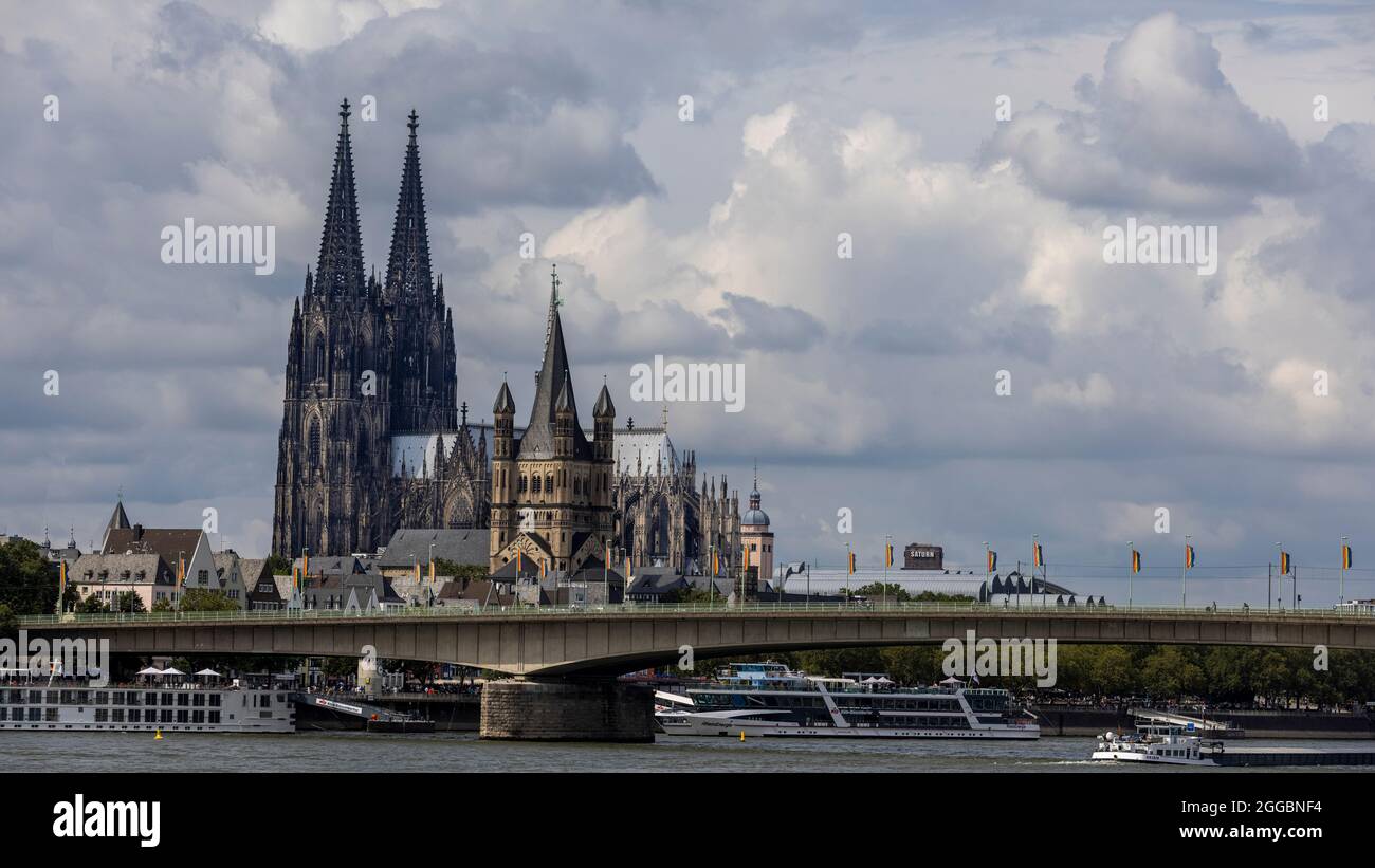 Bâtiments historiques dominant les gratte-ciel de Cologne sous le soleil d'été Banque D'Images