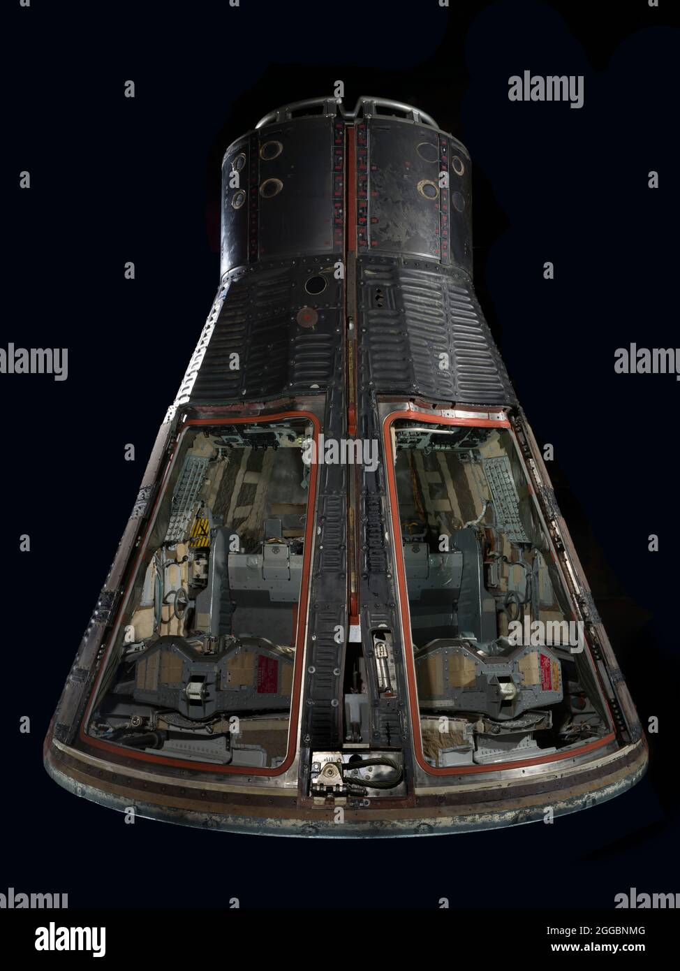 Les astronautes Frank Borman et James Lovell ont été mis en orbite à bord de cet engin spatial, Gemini VII, le 4 décembre 1965. Leur mission première était de montrer que les humains pouvaient vivre en apesanteur pendant 14 jours, un record qui se tirait jusqu'en 1970. Gemini VII a également servi de véhicule cible pour Gemini VI-A, piloté par Walter Schirra et Thomas Stafford, qui ont organisé le premier rendez-vous spatial au monde le 15 décembre. Ces deux réalisations ont été des étapes cruciales sur la voie de l'atterrissage d'Apollo Moon. Ce module est la seule partie de Gemini qui est retournée à la terre. Derrière l'écran thermique se trouvait un Banque D'Images