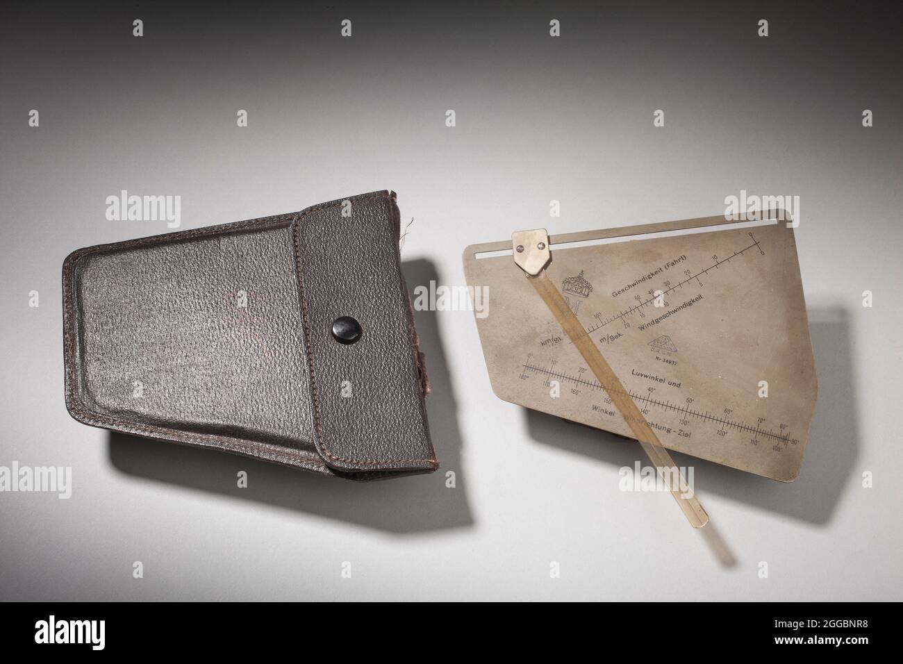 130 mm de long, 105 mm de large ; couleur anodisé grise ; guide en plastique ; v.1918. Banque D'Images